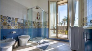 Tina de hidromasaje, secadora de cabello, bidet, toallas 