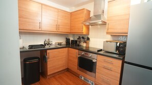 Apartment | Private kitchen | Fridge, microwave, oven, stovetop - Central M K 1-bedroom Apartment, Sleeps 4, Parking (Milton Keynes)