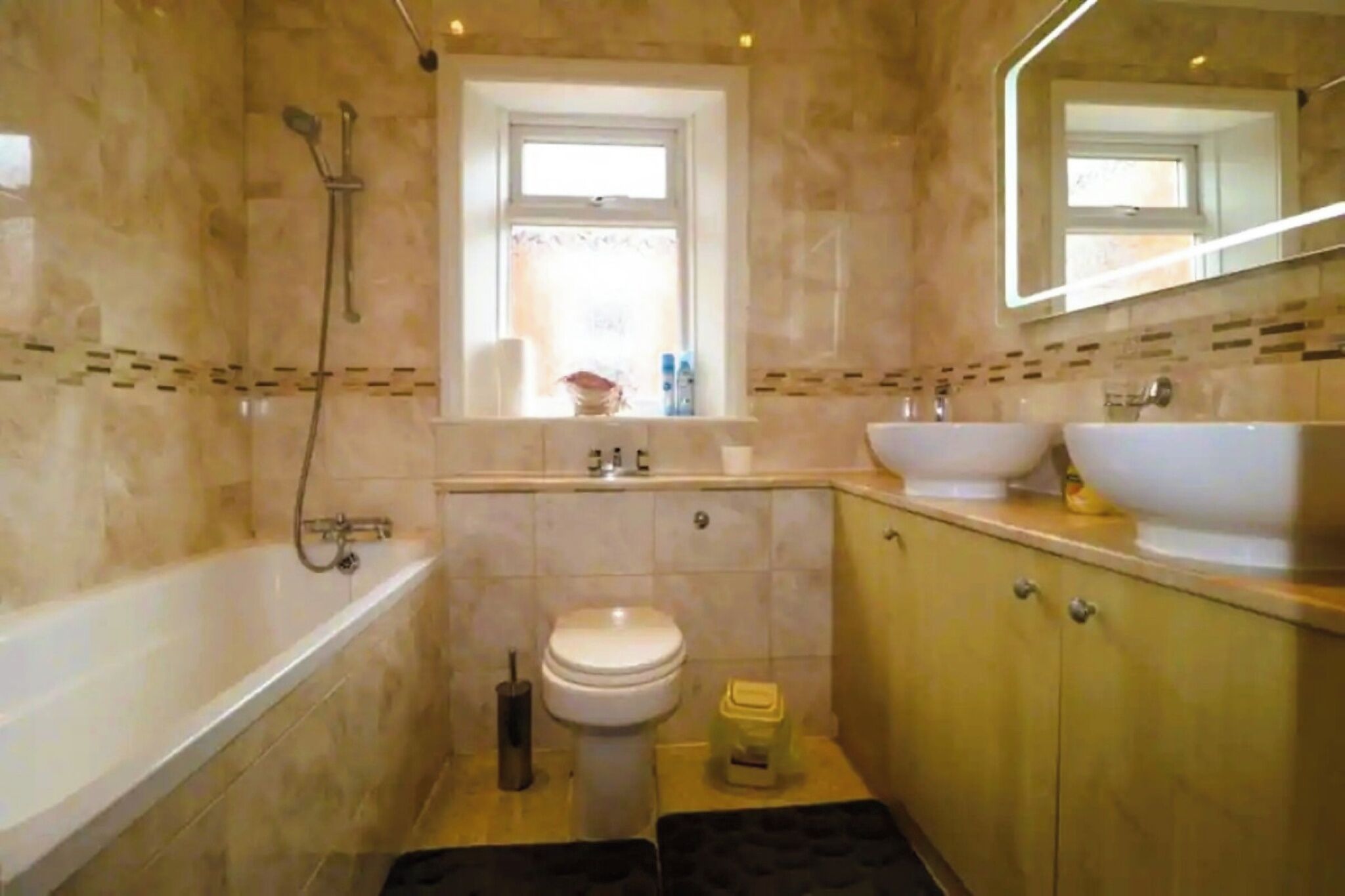 Maison | Salle de bain | Ensemble baignoire-douche, baignoire profonde, séchoir à cheveux