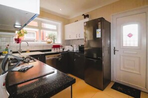 House | Private kitchen | Fridge, microwave, oven, stovetop