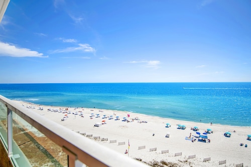 Cozy Pet Friendly Beachfront Retreat On Top Floor