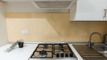 KĂŒhlschrank, Ofen, Herdplatte, Kochgeschirr/Geschirr/Besteck