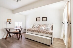 5 bedrooms, desk, iron/ironing board, free WiFi