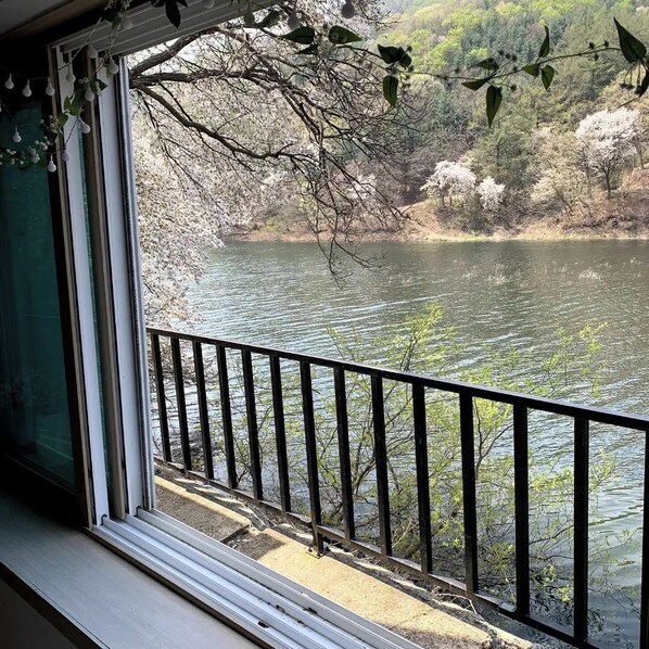 Familienchalet, Seeblick | Wohnbereich | Flachbildfernseher