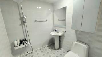 Family Chalet, Lake View | Bathroom