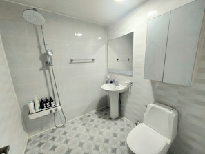Family Chalet, Lake View | Bathroom