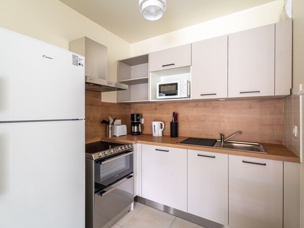 Fridge, microwave, oven, stovetop