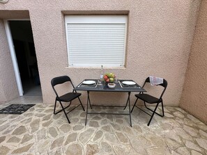 Outdoor dining - Air-conditioned studio with pool and parking in Saint-Florent (Saint-Florent)
