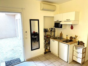 Kühlschrank, Mikrowelle, Herdplatte, Wasserkocher mit Kaffee-/Teezubehör