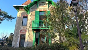 Ein Gebäude mit einem grünen Balkon und einem Schild mit der Aufschrift 'Eugene'.