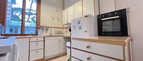 冷蔵庫、電子レンジ、オーブン、コンロ