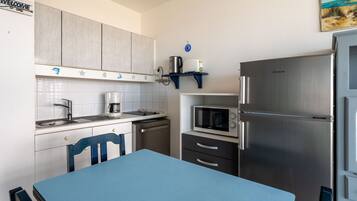 Réfrigérateur, micro-ondes, plaque de cuisson, lave-vaisselle