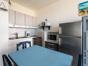 Réfrigérateur, micro-ondes, plaque de cuisson, lave-vaisselle