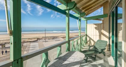 Seafront Apartment for 2 with Parking at Mimizan Beach