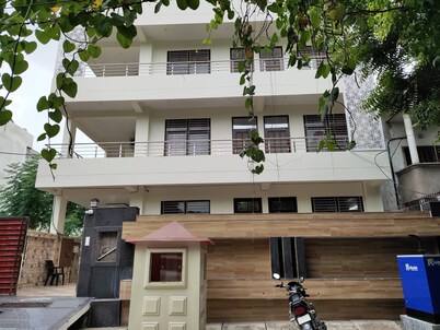 Near Taj Hotel | Self-Cooking + Free Breakfast