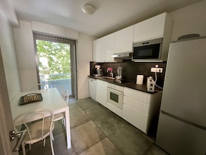 Fridge, microwave, oven, stovetop - 1-BR Apartment 46m² with Air Conditioning and WIFI for 4 in Sète (Sète)