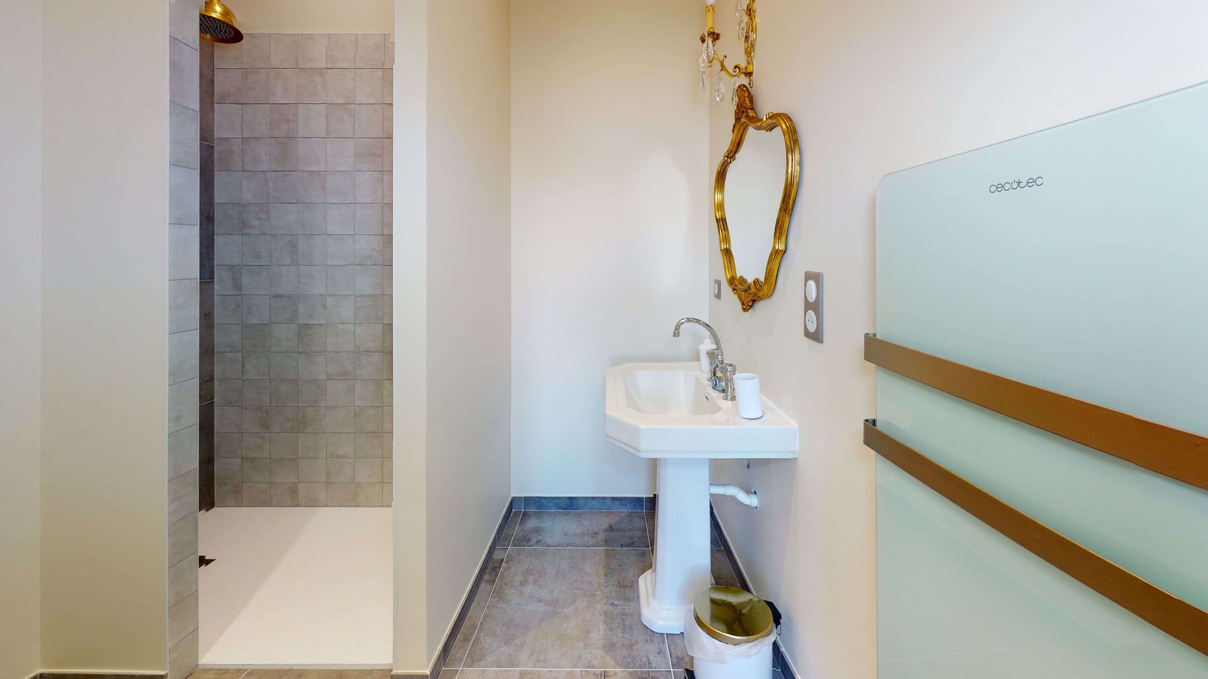 Un baño con ducha, lavamanos, inodoro y tocador con espejo.