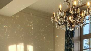 Habitación triple Deluxe, para no fumadores, vista al jardín | Espacio para trabajar con laptop y insonorización