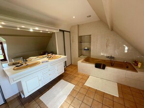 Hair dryer - Vineyard cottage, all-inclusive, garden & bikes, near Saumur-Chinon-Langeais (Benais)