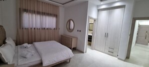 3 室のベッドルーム、アイロン / アイロン台、WiFi、ベッドシーツ