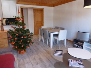 Dining - Charming 3-room renovated apartment with balcony and Wifi near Méribel (Méribel)