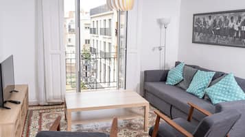 Apartamento clásico, vistas a la ciudad | Zona de estar | Una televisión de pantalla plana