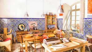 Un comedor rústico con una mesa de madera, sillas y un aparador.