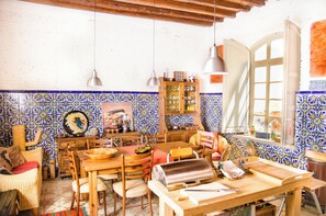 Een oven, een kookplaat, een waterkoker