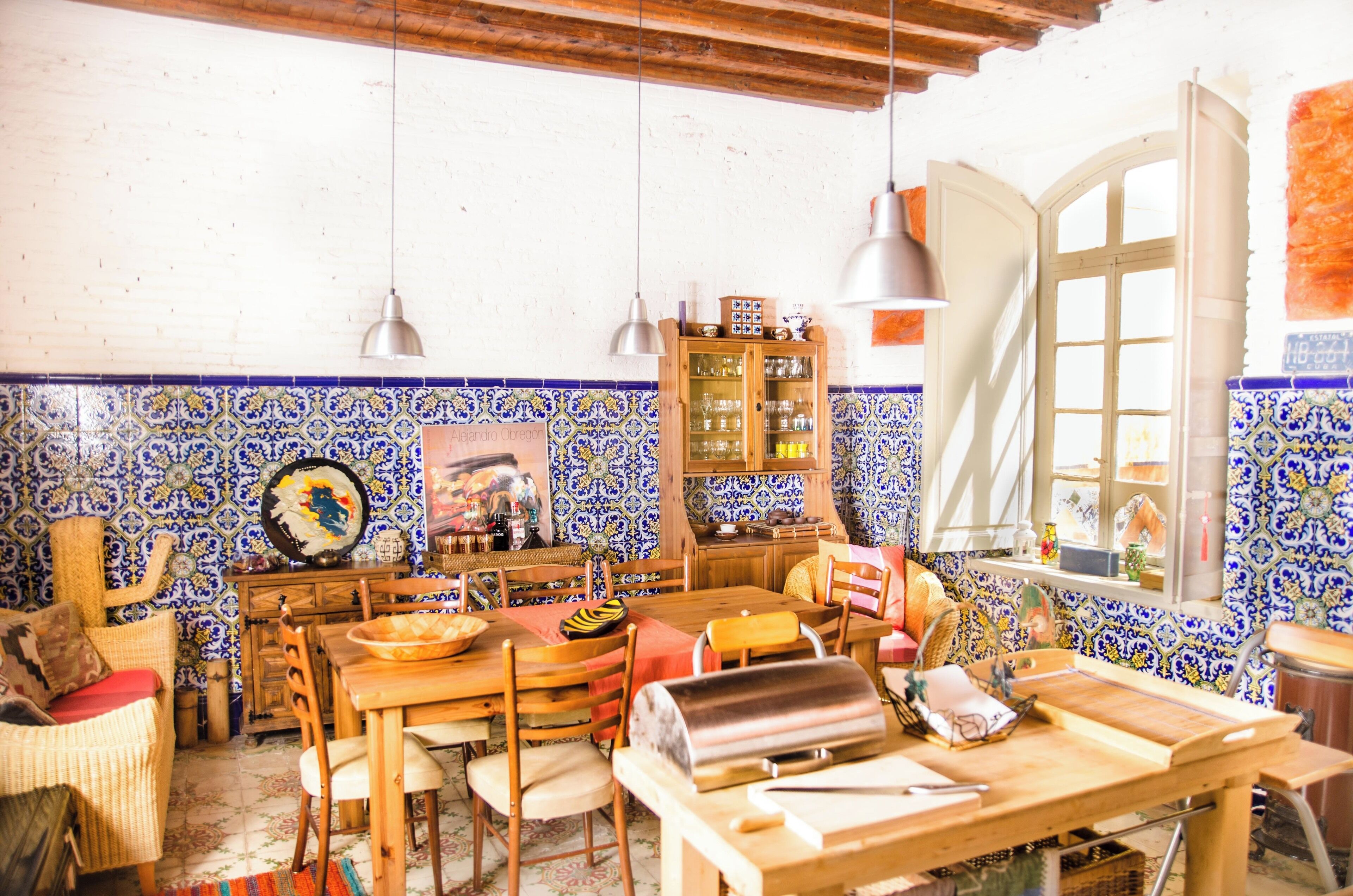Un comedor rústico con una mesa de madera, sillas y un aparador.