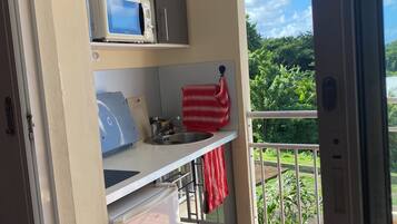 KylskÄp, mikrovÄgsugn, spishÀll och kaffe- och tebryggare