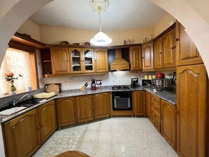 Fridge, microwave, oven, stovetop - Lourdes House (San Gwann)