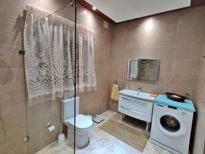 Douche, sèche-cheveux, serviettes fournies, savon