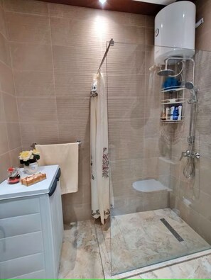Ducha, secador de pelo, toallas y jabón