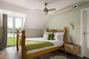 4 bedrooms, travel crib, WiFi, bed sheets