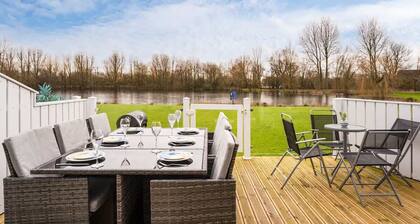 Green Haven | Cotswold Lakehouse + Games + Views