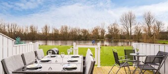 Green Haven | Cotswold Lakehouse + Games + Views