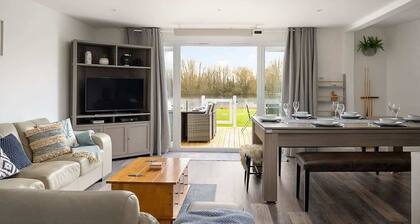 Green Haven | Cotswold Lakehouse + Games + Views