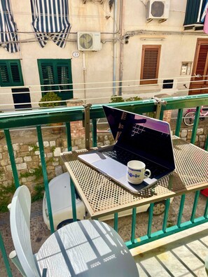 Outdoor dining - Duomo House Cefalù, with a side view of the cathedral (Cefalù)