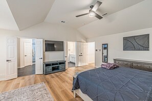 4 bedrooms, iron/ironing board, WiFi, bed sheets - Charming 4Bedroom Retreat with EV Charging & Amazing Pool–Your Perfect Getaway! (Grand Prairie)