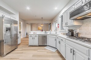 Private kitchen - Charming 4Bedroom Retreat with EV Charging & Amazing Pool–Your Perfect Getaway! (Grand Prairie)