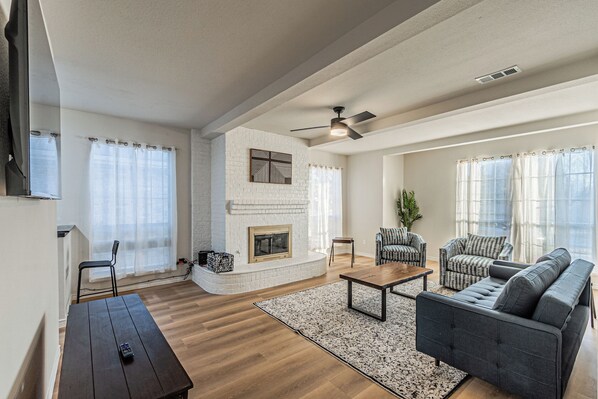 Living area - Charming 4Bedroom Retreat with EV Charging & Amazing Pool–Your Perfect Getaway! (Grand Prairie)