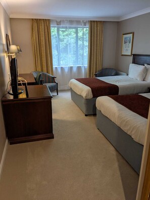 Family Room | Desk, laptop workspace, free WiFi