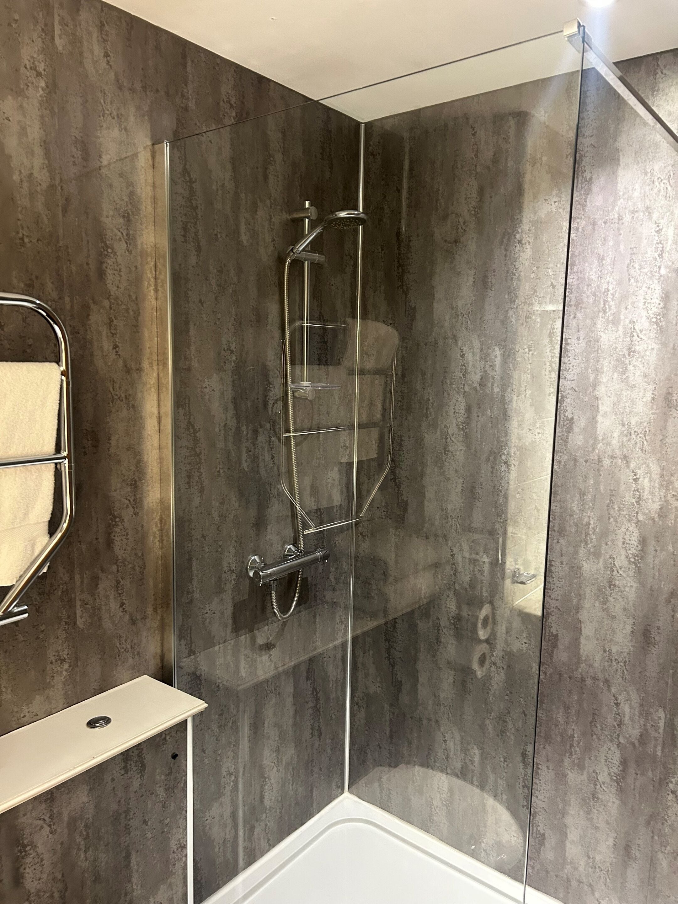Dusche, kostenlose Toilettenartikel, Haartrockner, Handtücher