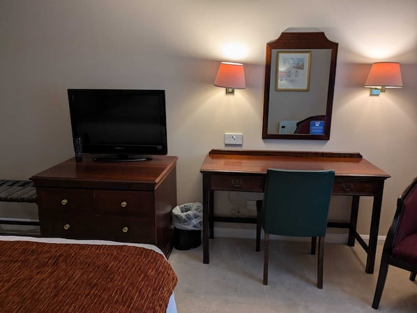 Habitación doble | Escritorio, espacio para trabajar con un portátil, wifi gratis