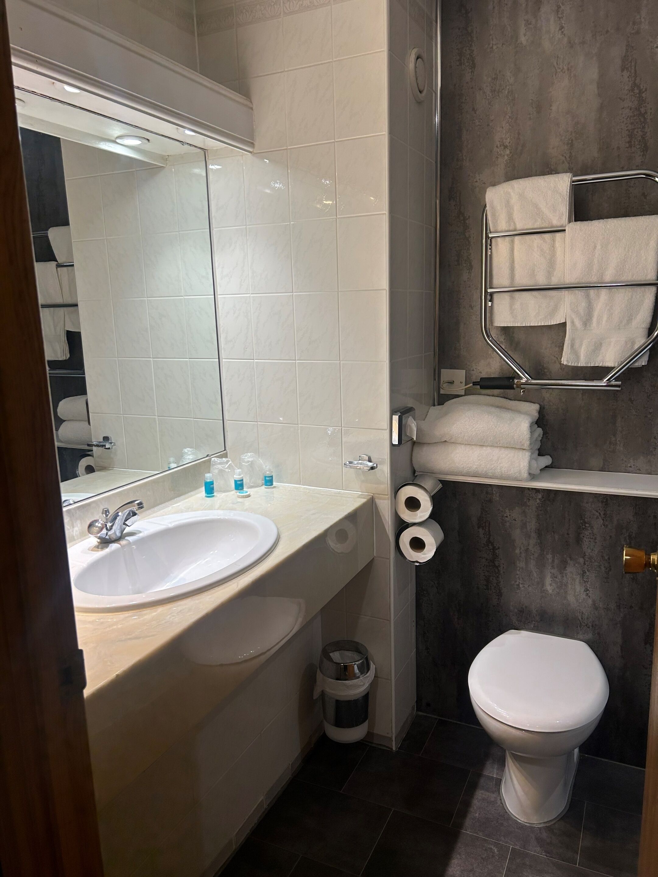 Doccia, set di cortesia gratuito, asciugacapelli, asciugamani