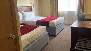 Family Room | Desk, laptop workspace, free WiFi