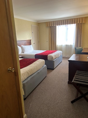 Family Room | Desk, laptop workspace, free WiFi