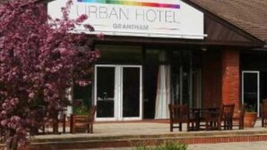 Un hotel con un letrero que dice "URBAN HOTEL GRANTHAM".