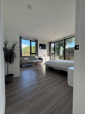 6 bedrooms, iron/ironing board, travel cot, free WiFi - Deerpark Villa Six Bed Four Bathrooms Sleeps Sixteen (Cashel)