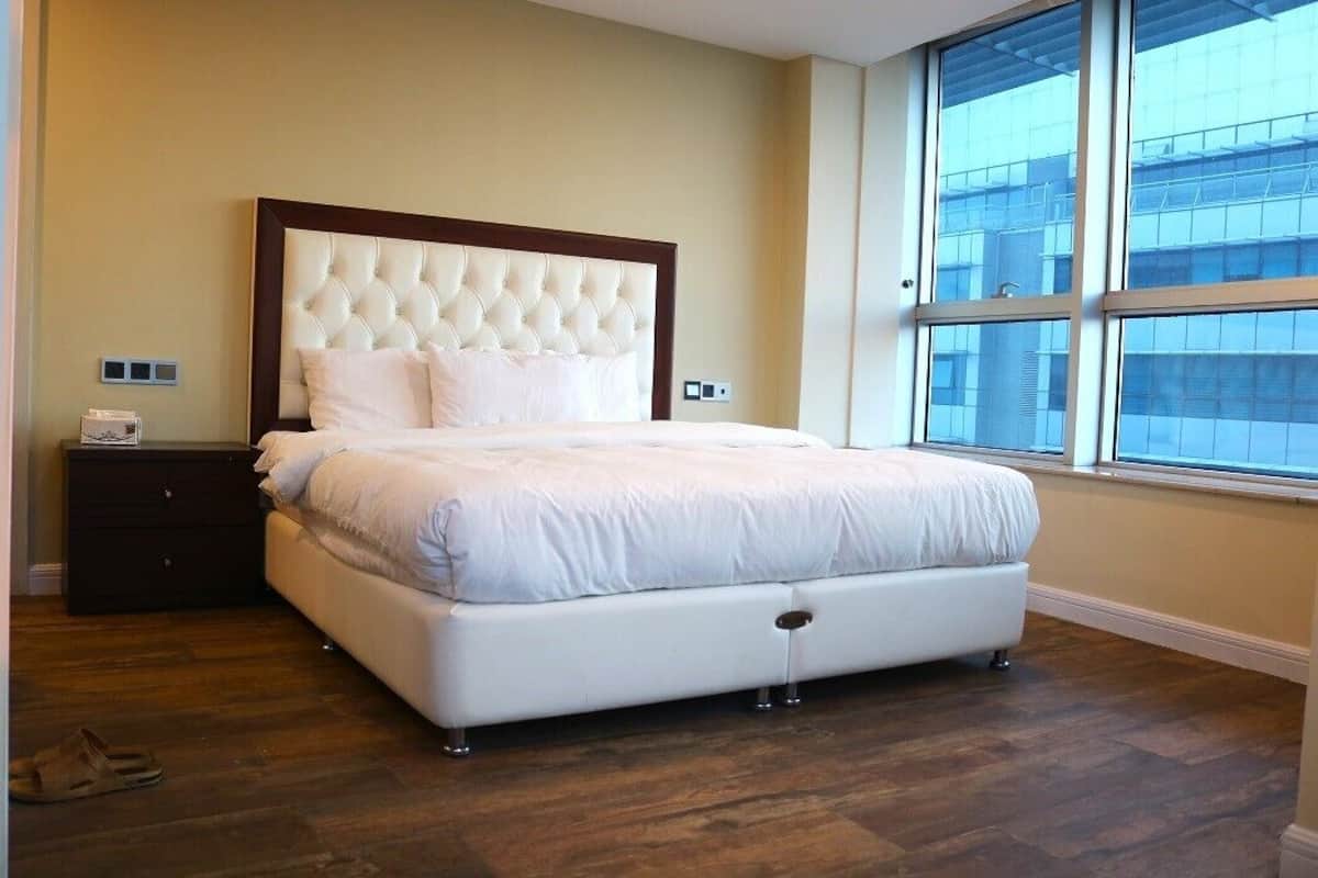Deluxe Apartment, City View | Bathroom | Slippers, towels, soap, shampoo